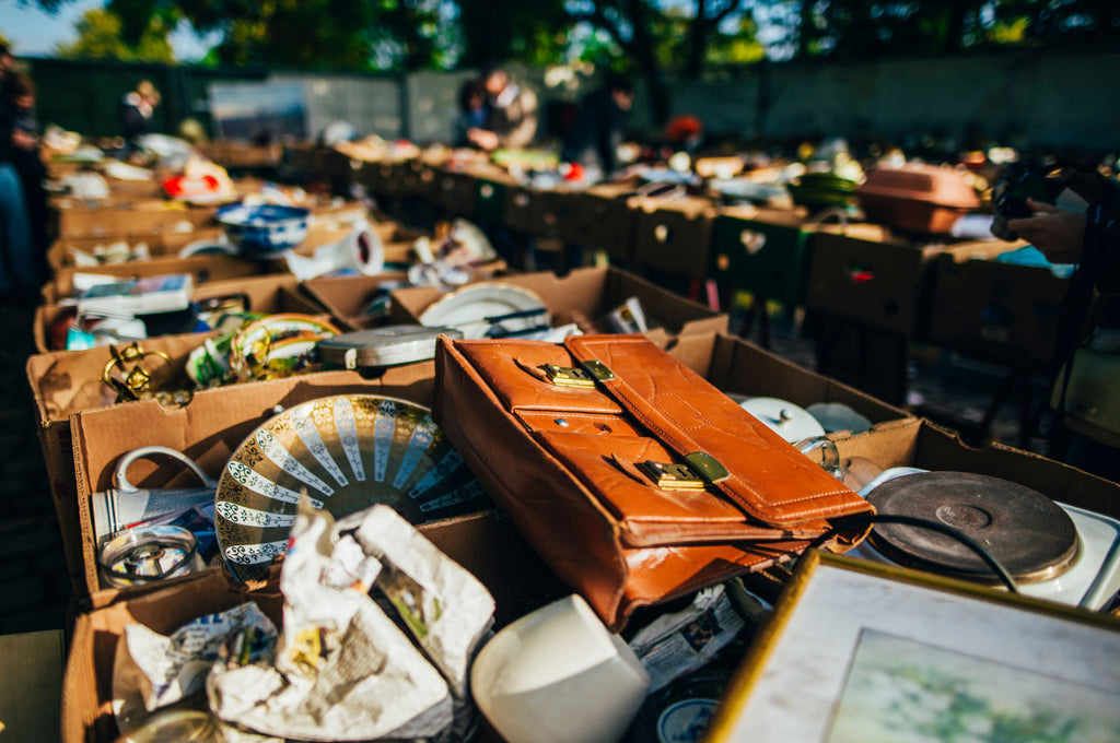 Antiquaire et brocanteur différence